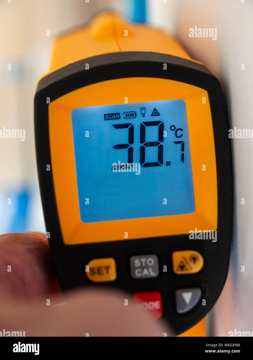 Thermomètre numérique montrant une température de 38,7 degrés centigrades (101.66F). Nouveau record britannique pour haute température 25 juillet 2019. Banque D'Images