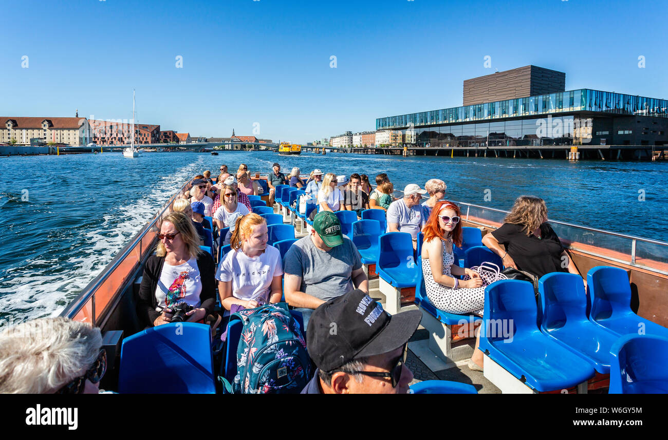 Les touristes en bateau avec visite de la Royal Danish Playhouse à l'arrière-plan à Copenhague, Danemark le 18 juillet 2019 Banque D'Images