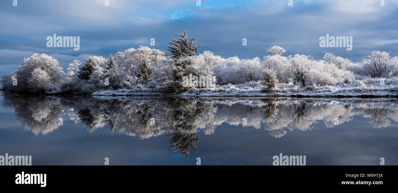 La neige s'attarde sur un paisible matin d'hiver à Lewis et Clark National Historical Park ; Astoria, Oregon, United States of America Banque D'Images