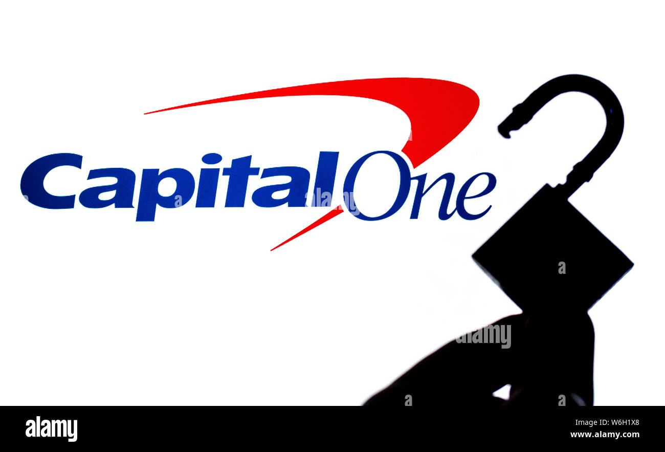 Capital One Bank logo sur l'écran de fond et une silhouette de la serrure est ouverte à l'avant. Photo conceptuelle pour les dernières nouvelles sur la violation de données. Banque D'Images