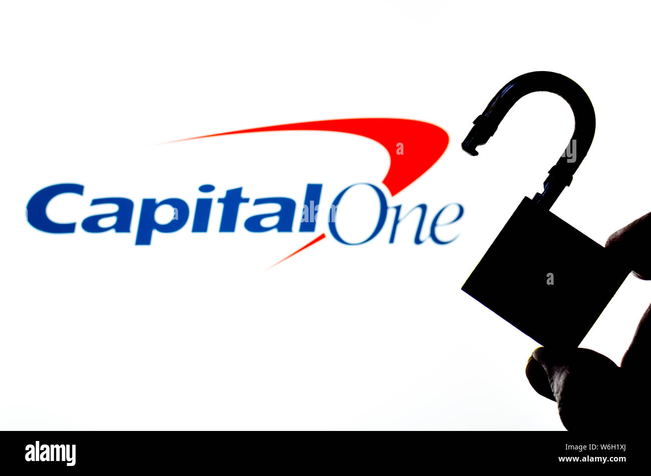 Capital One Bank logo sur l'écran de fond et une silhouette de la serrure est ouverte à l'avant. Photo conceptuelle pour les dernières nouvelles sur la violation de données. Banque D'Images