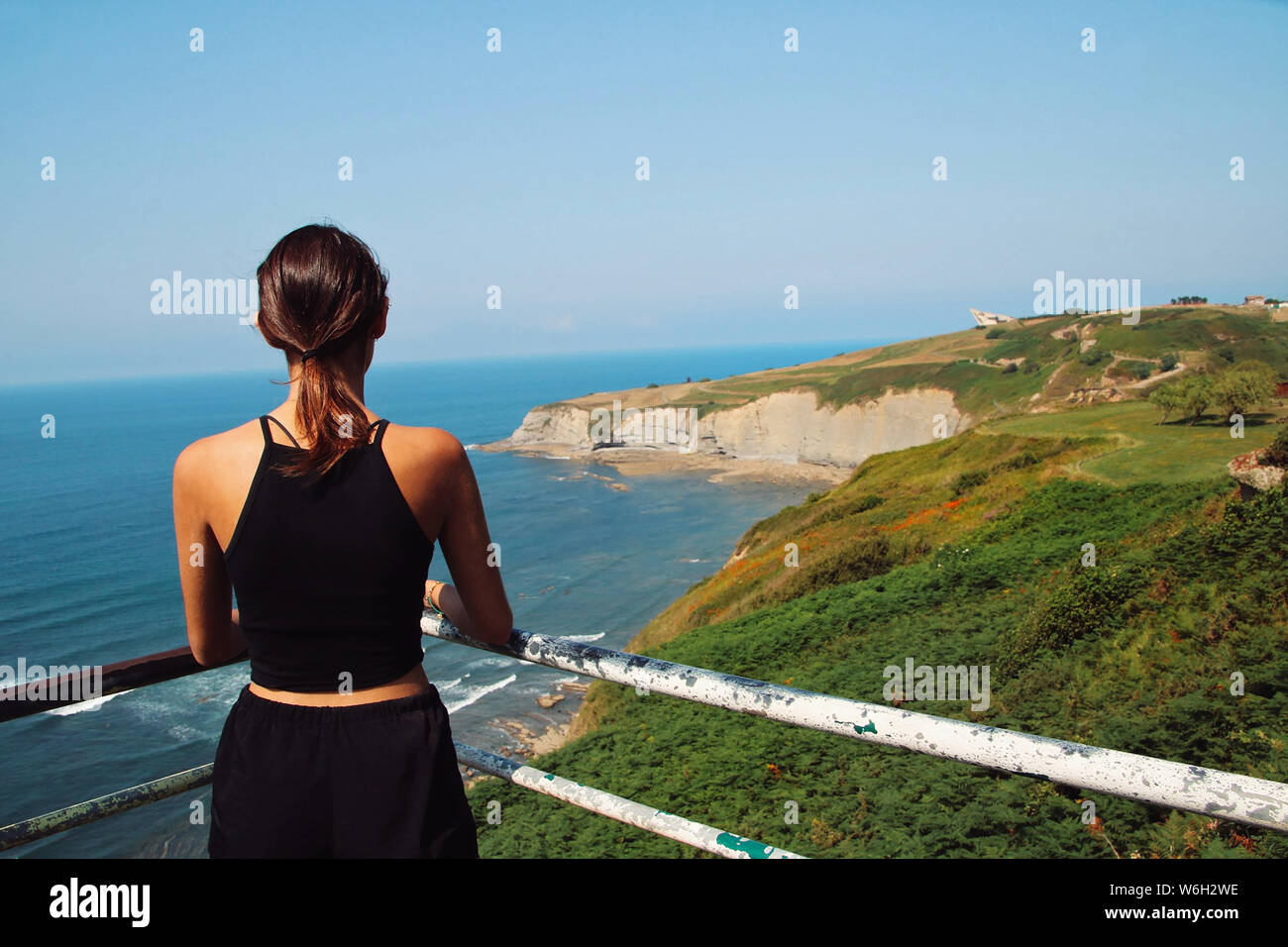 Jeune fille regardant la mer à partir d'une montagne. Banque D'Images