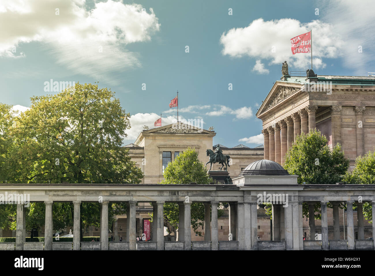 BERLIN, ALLEMAGNE - 26 septembre 2018 : Aperçu de l'île aux musées, le Neues Museum et de l'Alte Galerie nationale avec la statue équestre de Banque D'Images