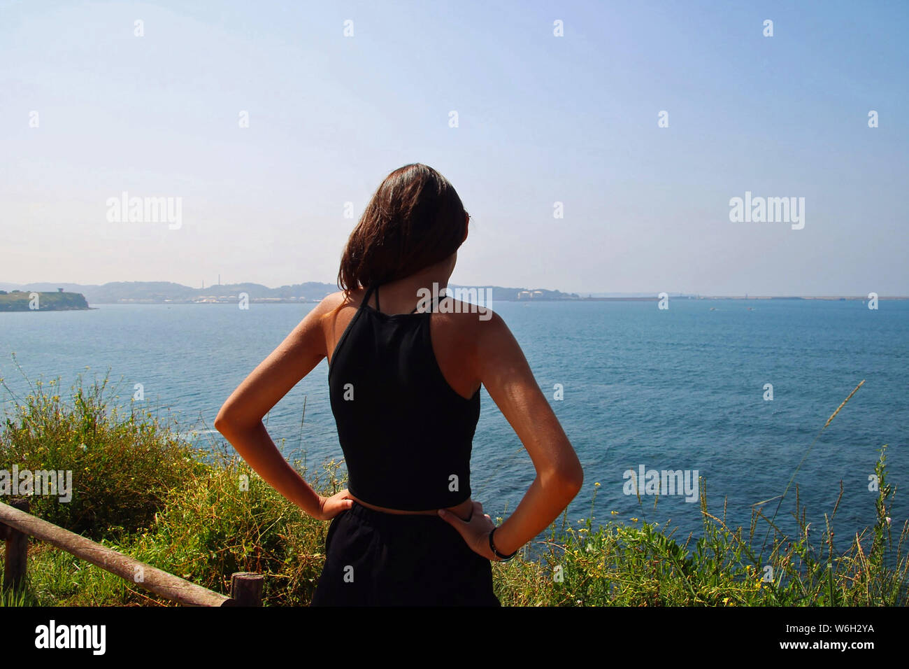 Jeune fille regardant la mer à partir d'une montagne. Banque D'Images
