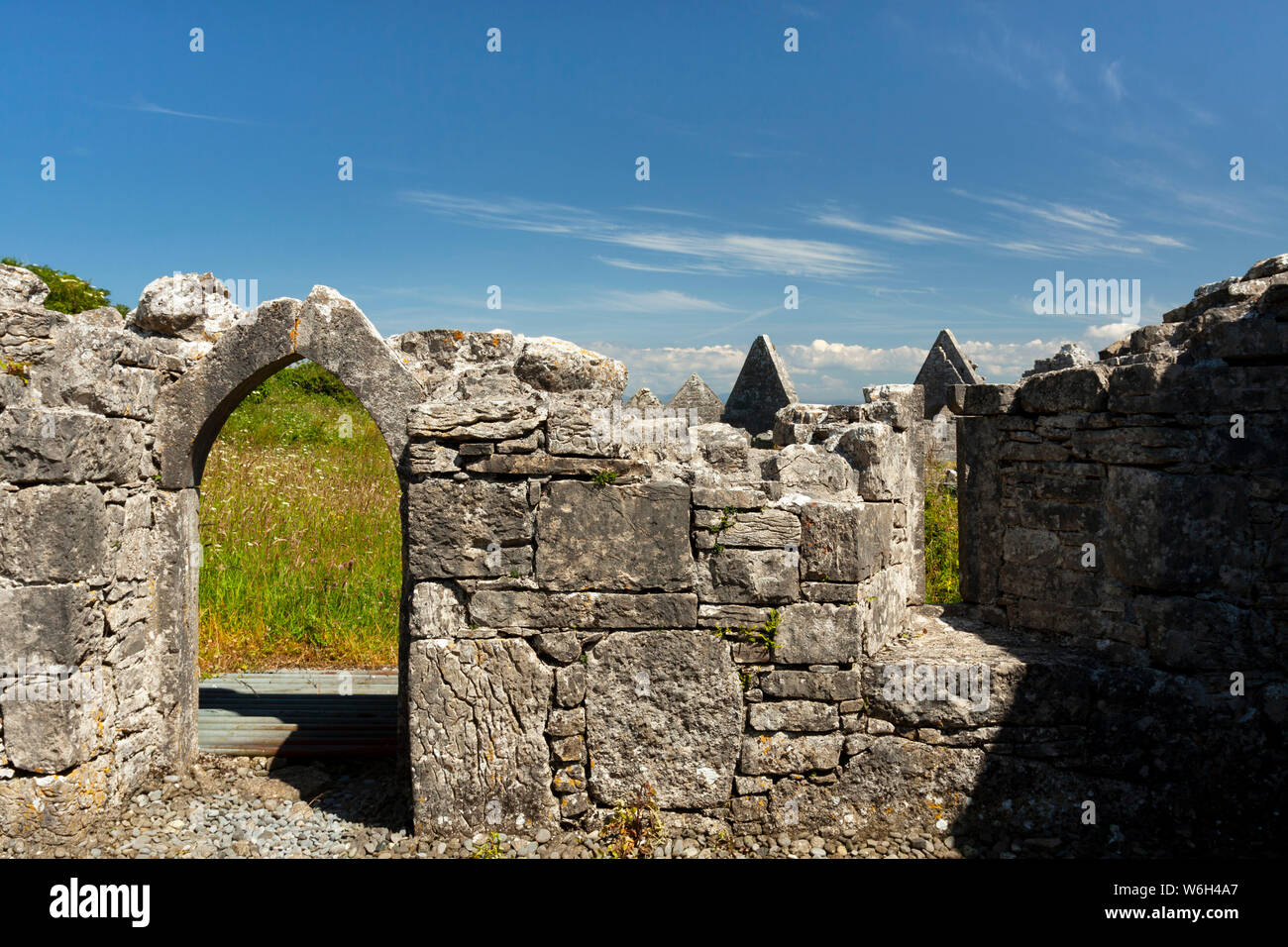 Ruines d'un bâtiment en pierre, l'Inishmore Island, façon sauvage de l'Atlantique ; l'Inishmore Island, comté de Galway, Irlande Banque D'Images