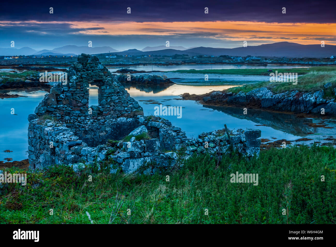 Ruines d'un édifice en pierre au coucher du soleil sur l'île sauvage de l'Atlantique Mweenish, façon ; l'Inishmore Island, comté de Galway, Irlande Banque D'Images