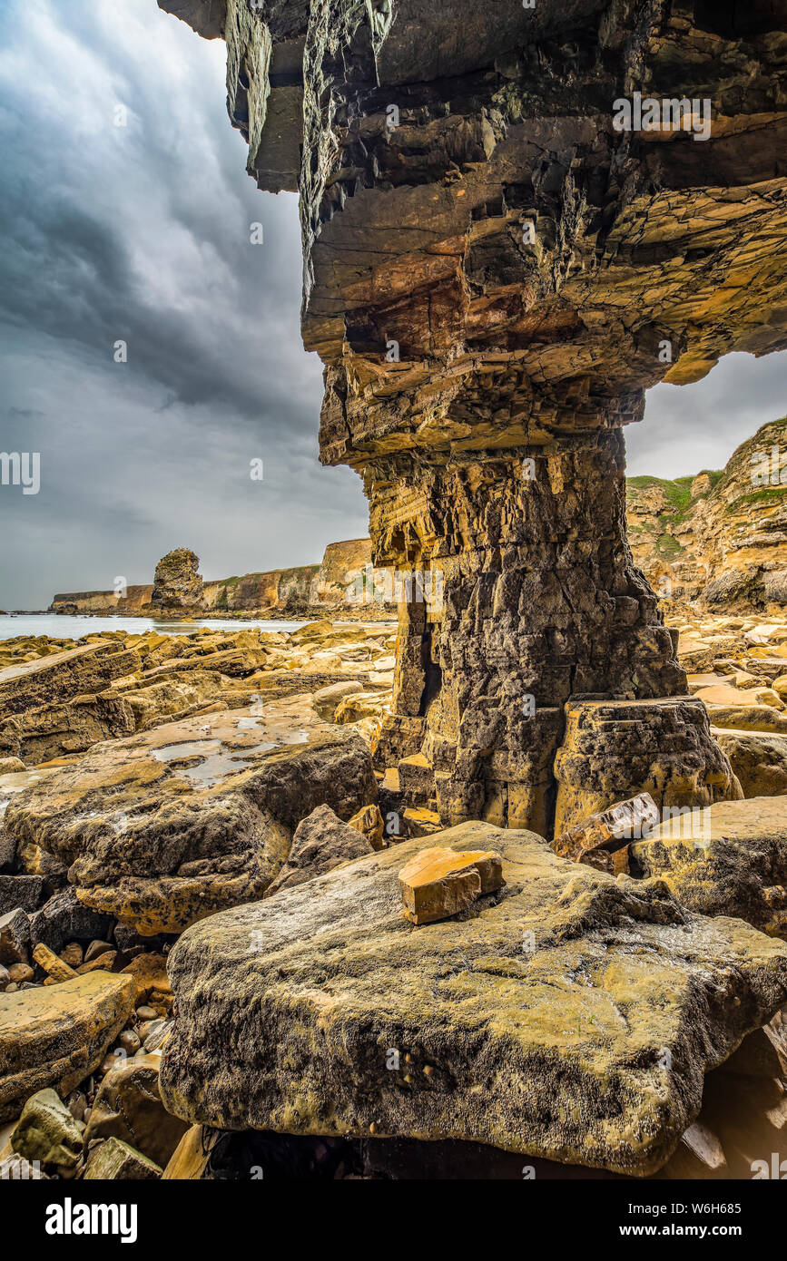 L'intérieur Marsden Rock, un de 100 pieds (30 mètres) de la pile de la mer au large de la côte nord-est de l'Angleterre, situé à Marsden, South Shields Banque D'Images