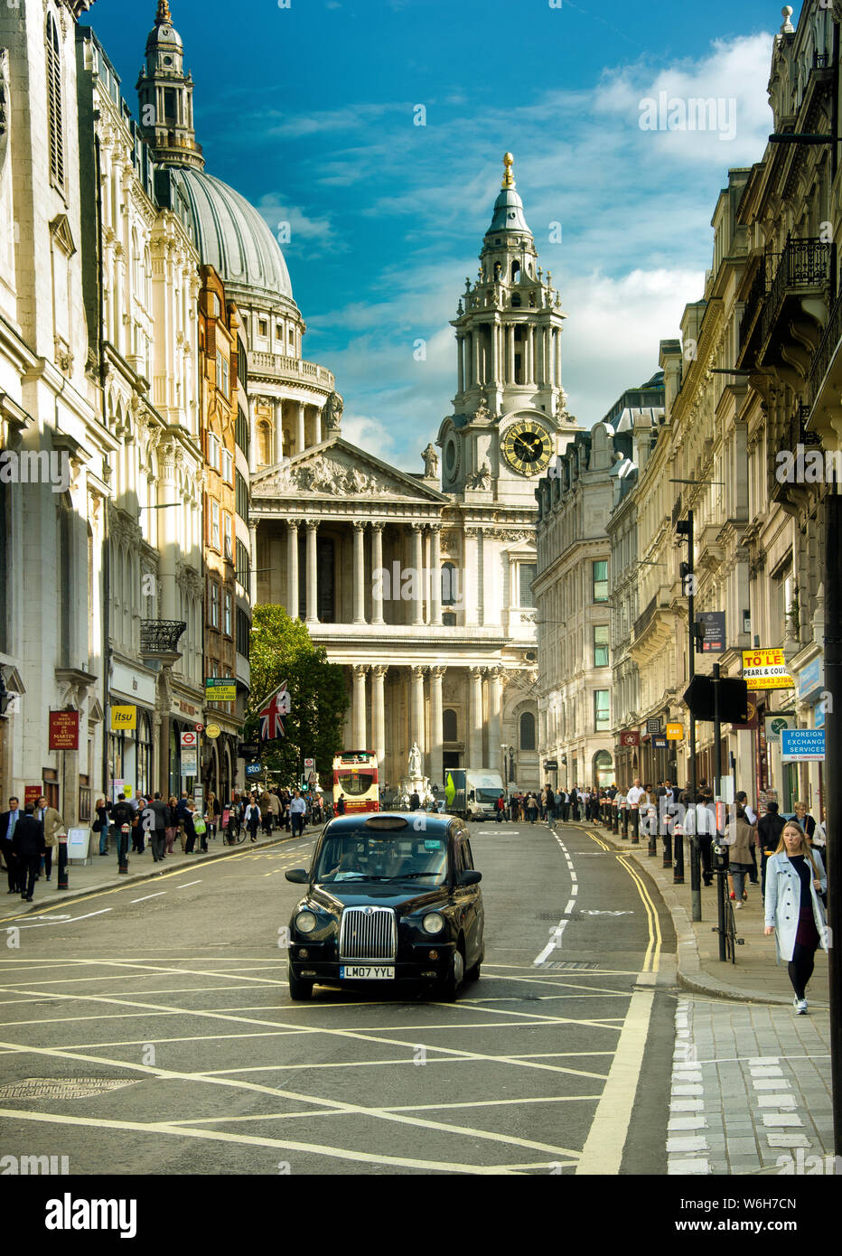 L'un d'emblématique de Londres en taxi noir transport, près de la cathédrale St Paul au cours de soir Banque D'Images