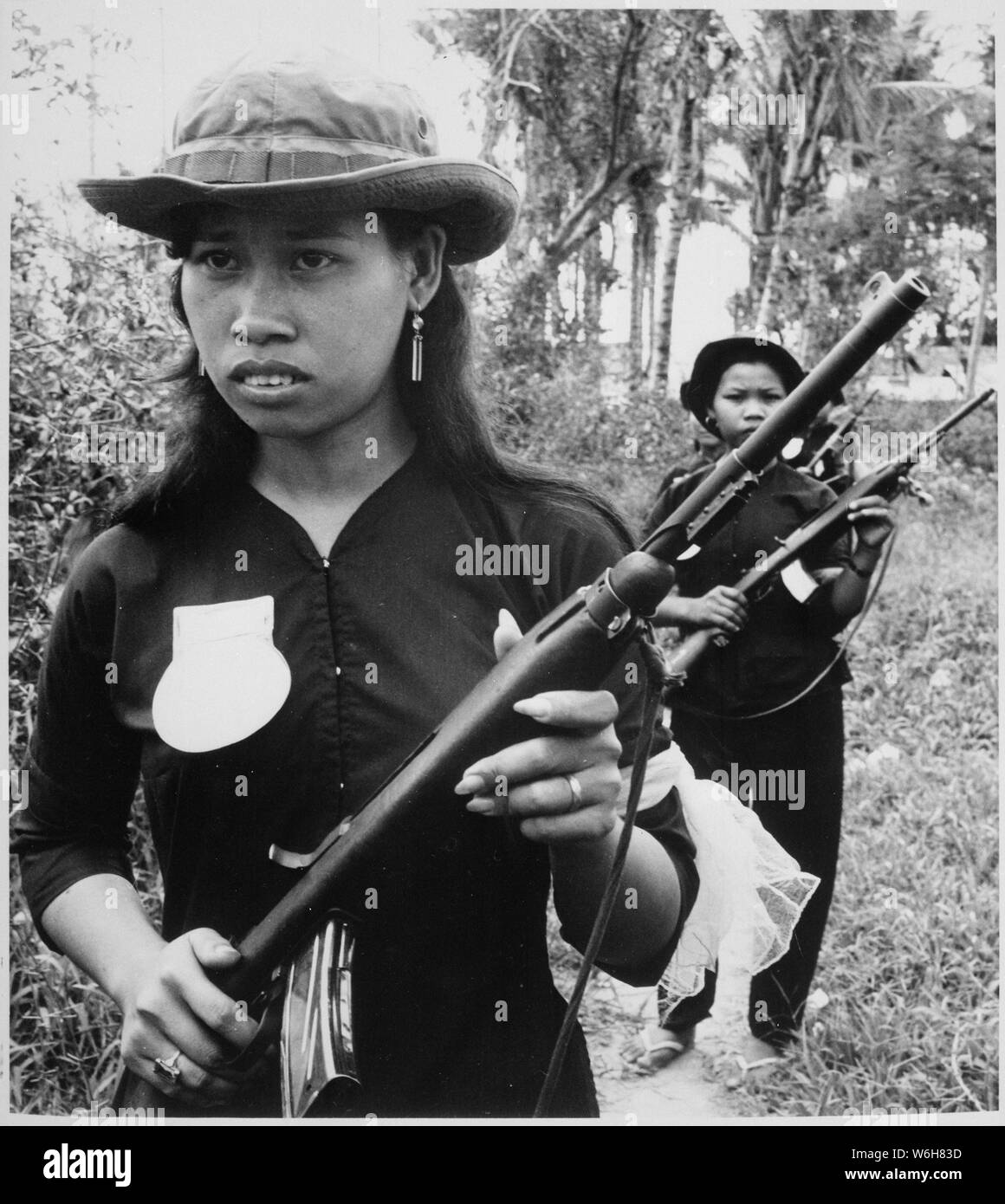 Les bénévoles de la fille d'autodéfense populaire de Kien Dien, un hameau de Ben Cat district à 50 kilomètres au nord de Saigon, le périmètre du hameau de patrouille pour décourager l'infiltration Viet Cong., 1958 - 1974 ; notes générales : utilisation de la guerre et des conflits Nombre 398 lors de la commande d'une reproduction ou demande d'informations sur cette image. Banque D'Images