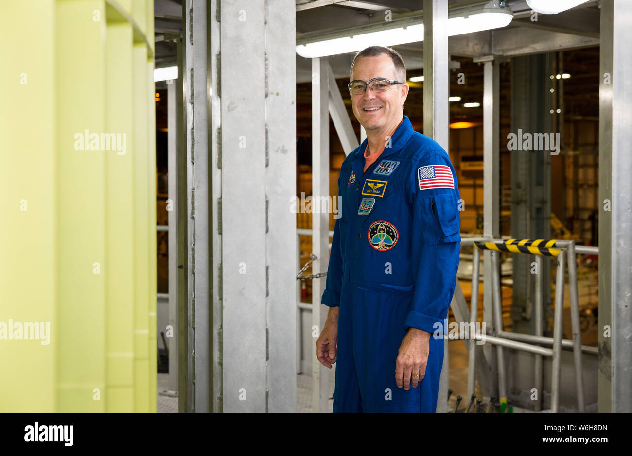 L'astronaute de la NASA Ricky Arnold pose pour un portrait de porter la combinaison de vol bleu à l'installation d'assemblage Michoud, 28 juin 2019 à la Nouvelle Orléans, Louisiane. Banque D'Images