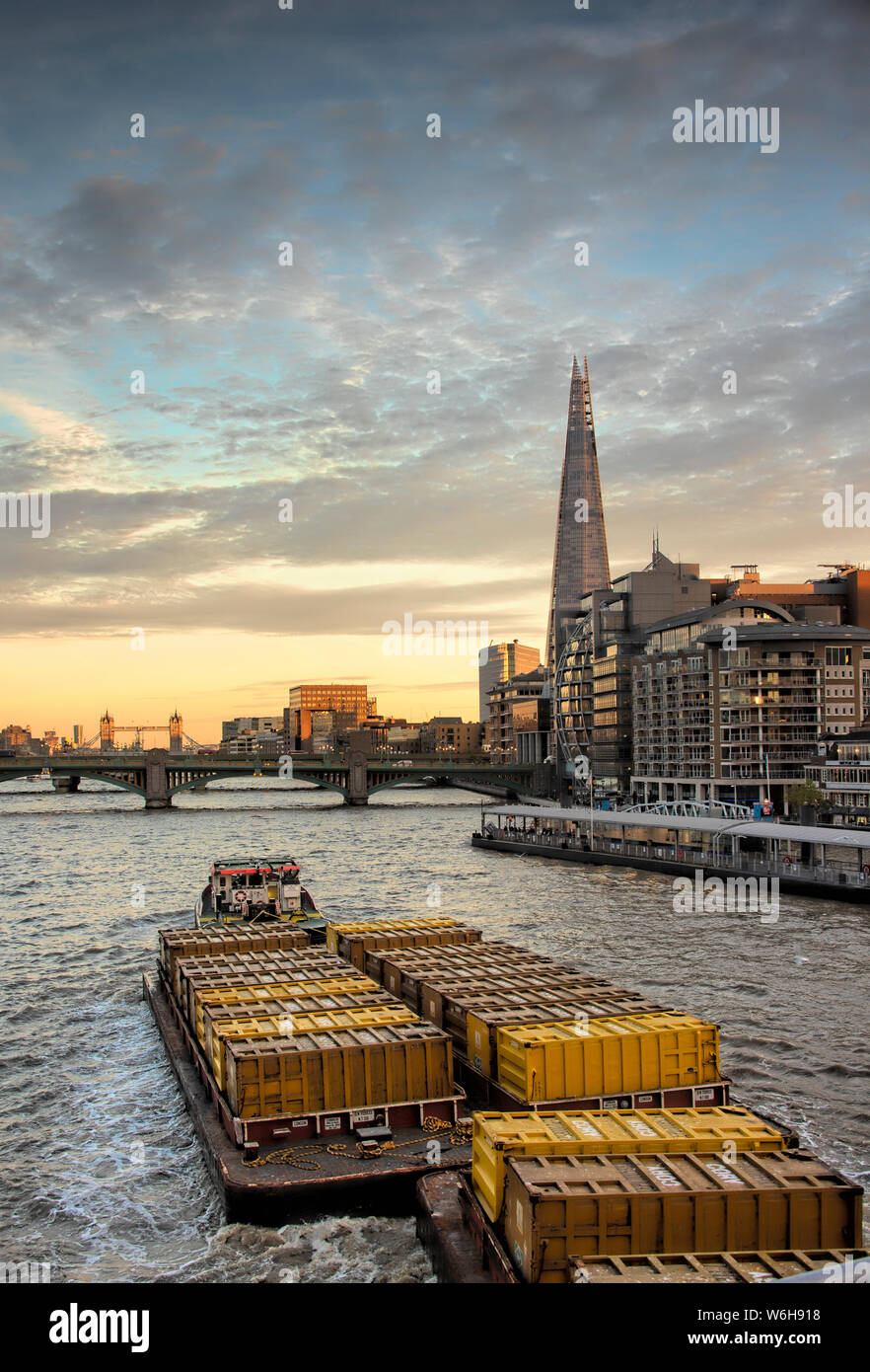 Bateau remorqueur chaland de charge de traction à Thames River au cours de soir Banque D'Images