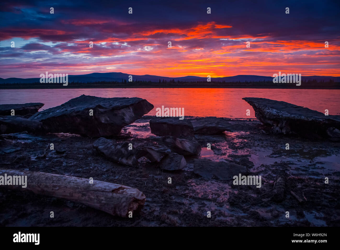 Coucher de soleil sur les icebergs sur le fleuve Yukon à Slaven's Roadhouse en été, Yukon-Charley Rivers préserver ; Alaska, États-Unis d'Amérique Banque D'Images