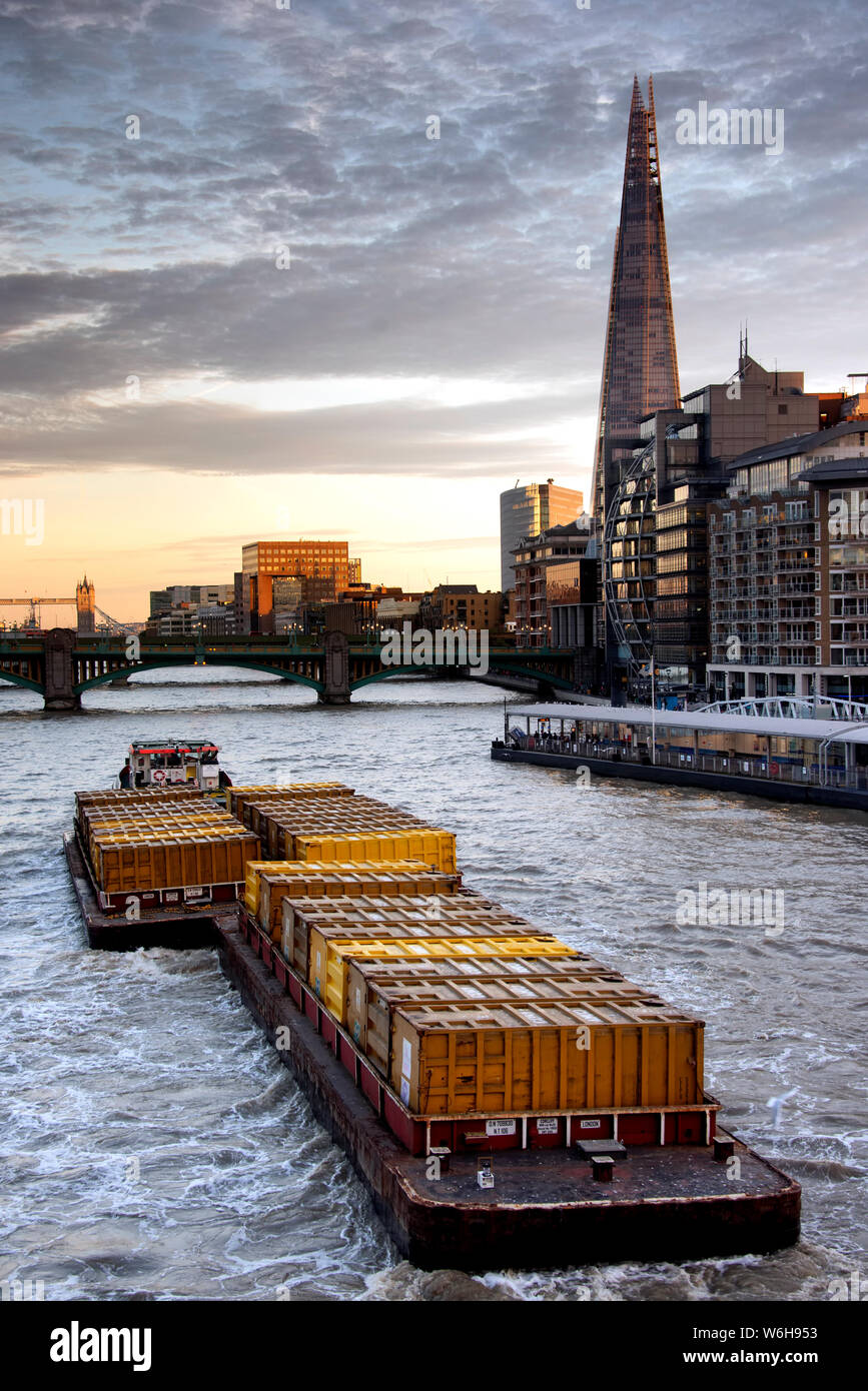 Bateau remorqueur chaland de charge de traction à Thames River au cours de soir Banque D'Images