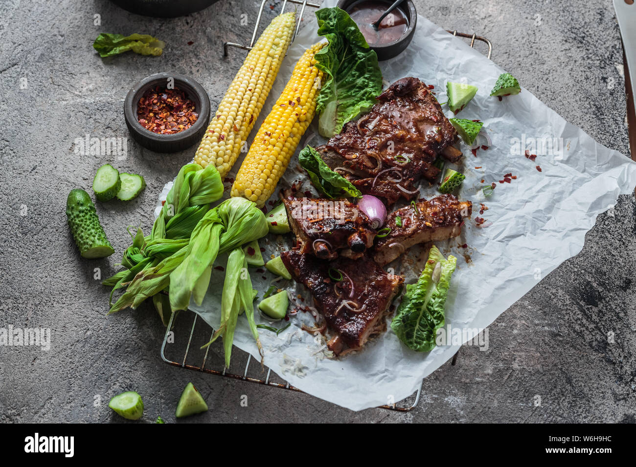 Côtes de porc grillées avec du maïs, vue d'en haut Banque D'Images