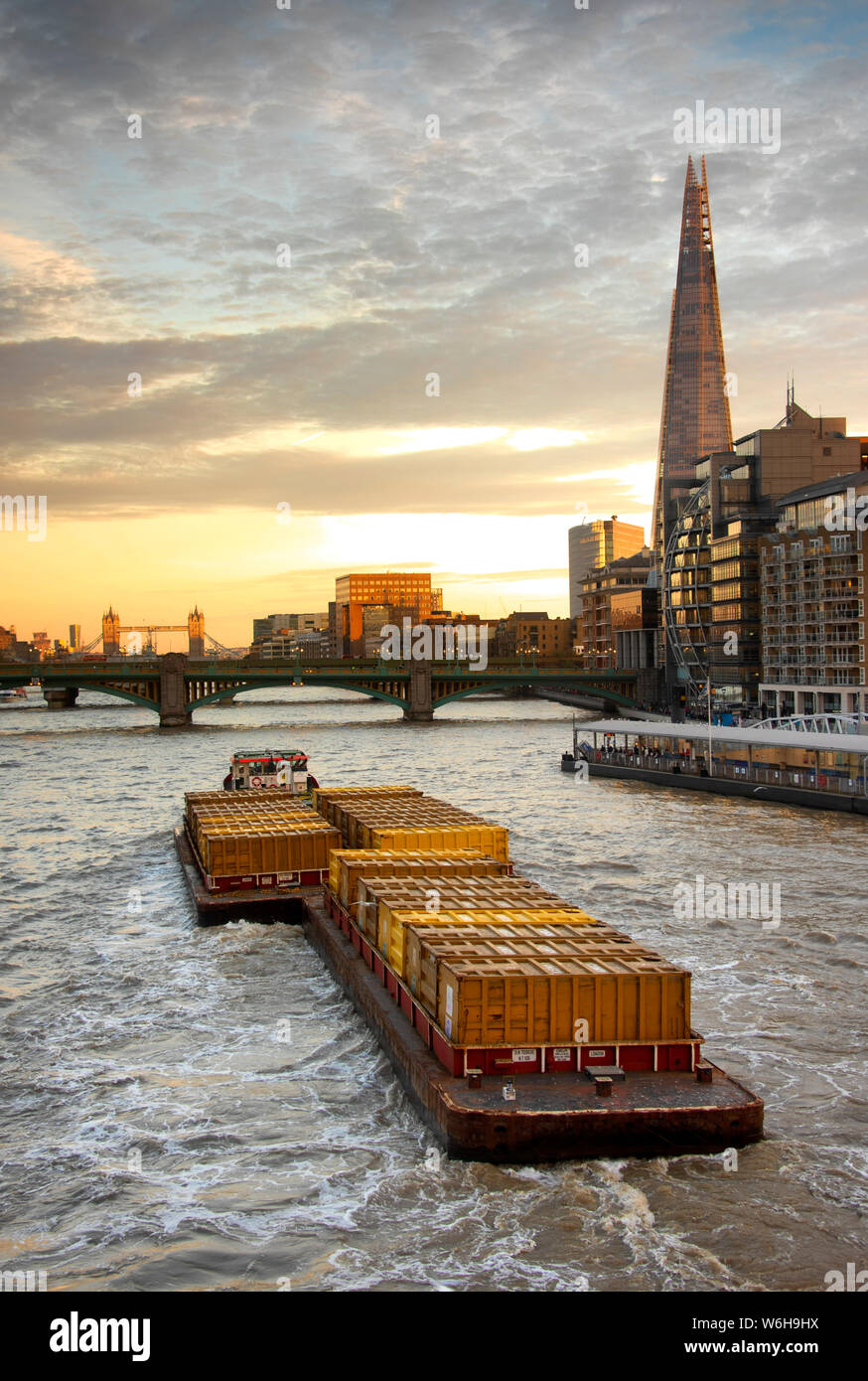 Bateau remorqueur chaland de charge de traction à Thames River au cours de soir Banque D'Images