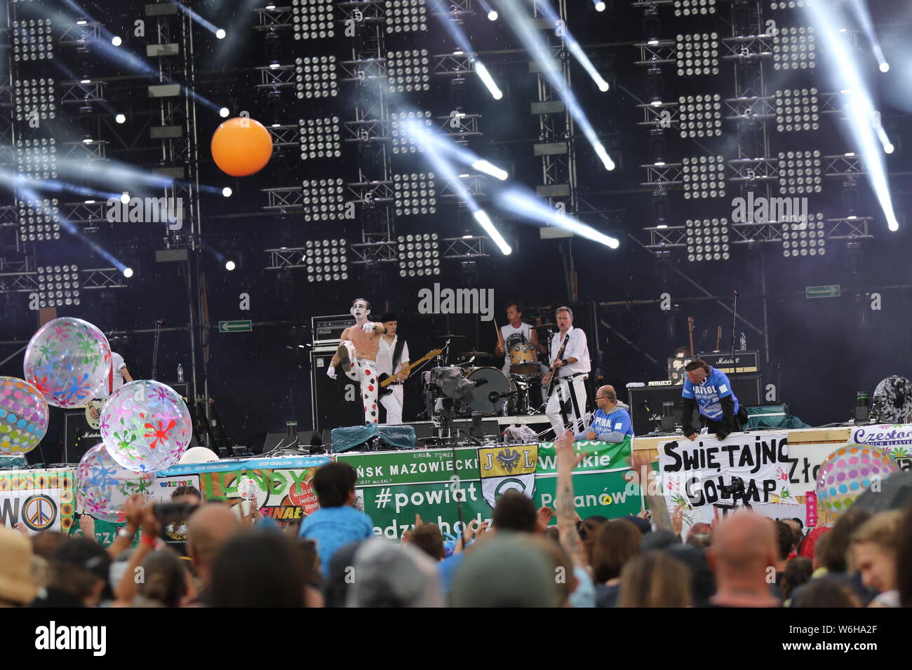 Nowy, Polen, 1er août 2019, le groupe Charles Aznavour sur la scène principale.25. Pol'et'Rock Festival est le plus grand festival non commerciaux en Europe. Cette année, le festival aura lieu le 3 août dans la ville de Kostrzyn nad Odra dans l'ouest de la Pologne. Banque D'Images