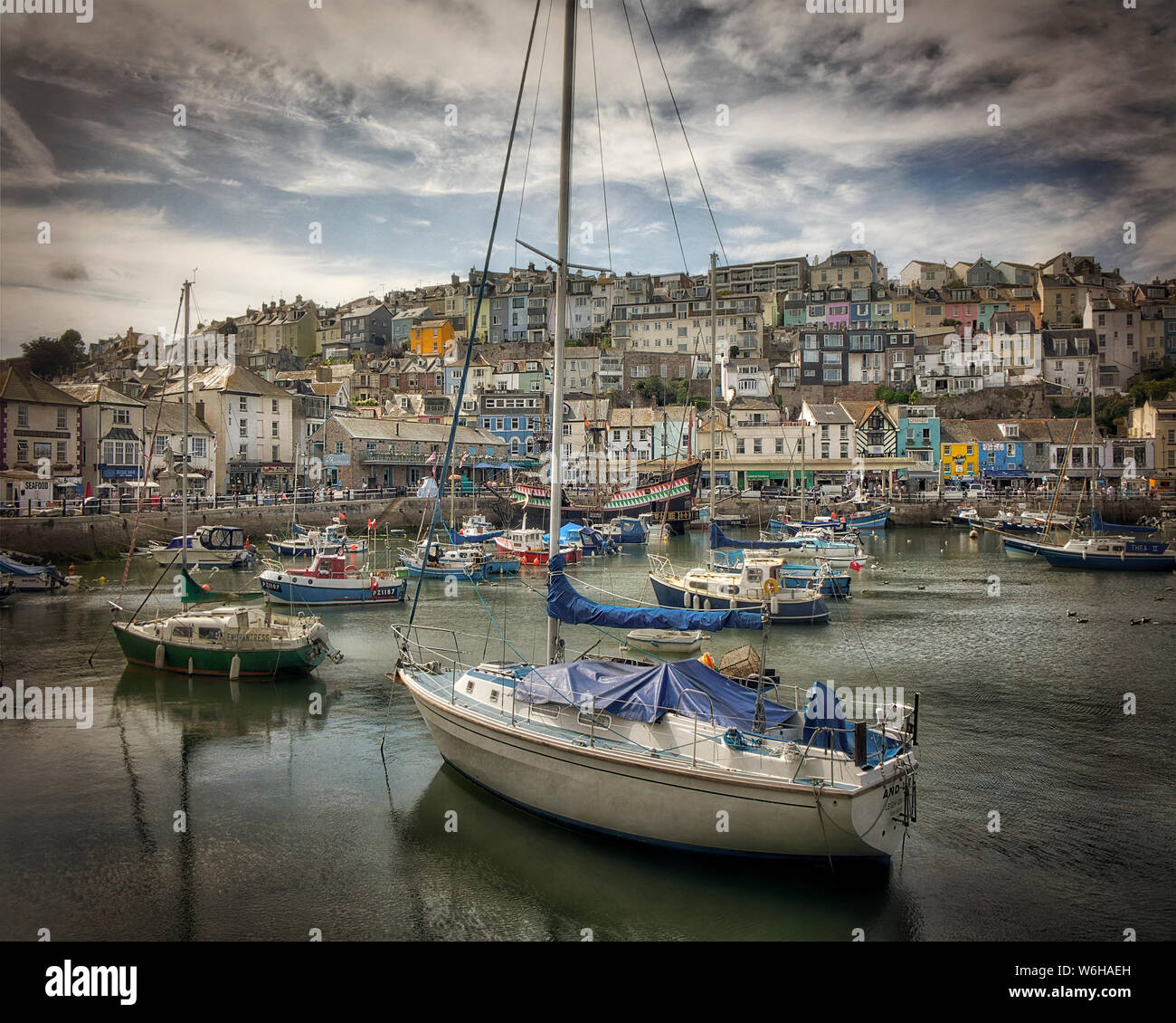 Go - DEVON : Brixham Harbour (image HDR) Banque D'Images