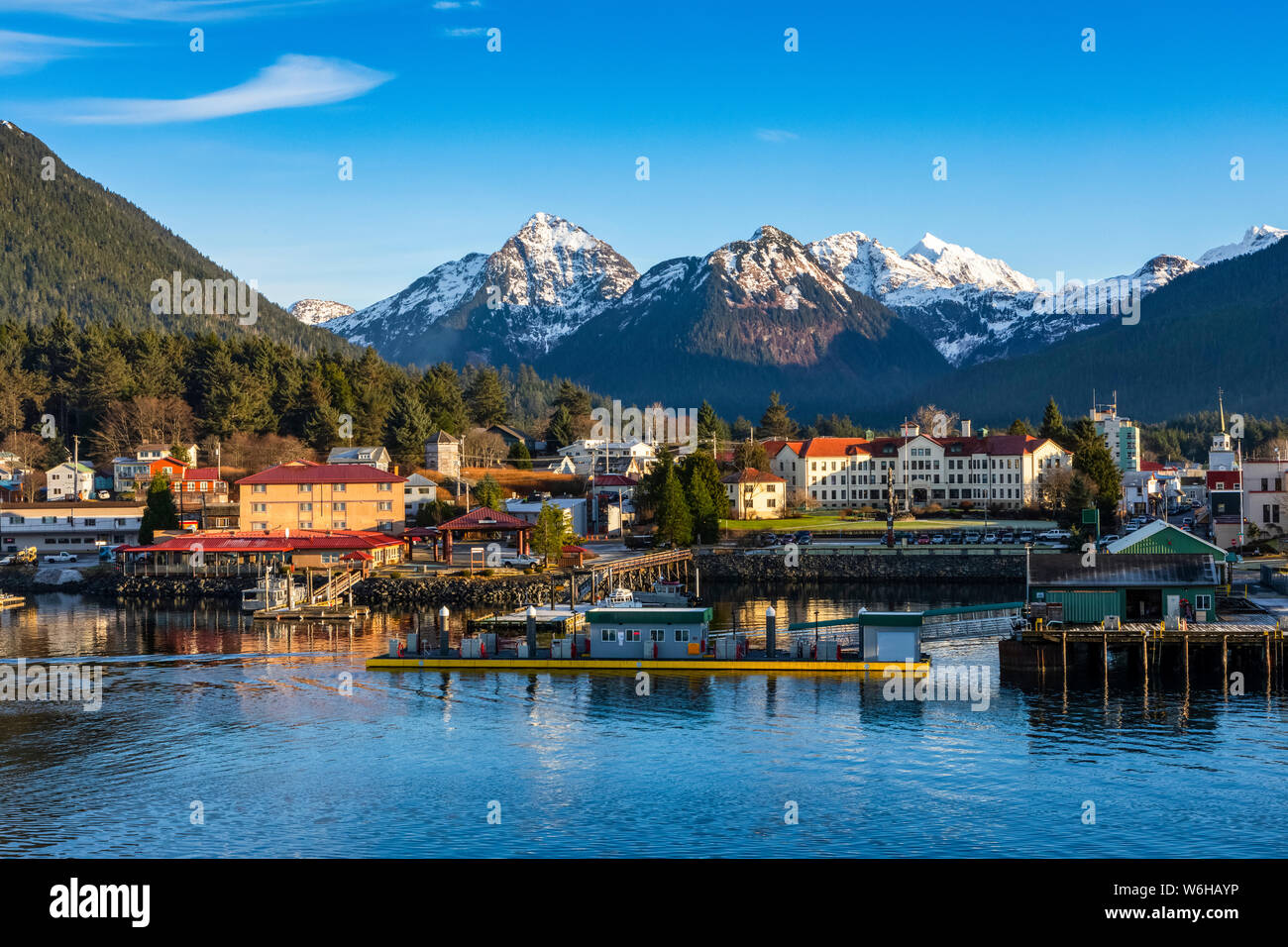 Vue d'hiver Port de Sitka avec Gavan Hill et les Sœurs montagnes en arrière-plan ; Sitka, Alaska, États-Unis d'Amérique Banque D'Images