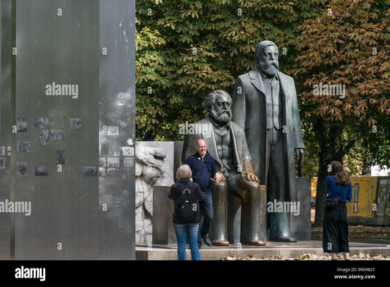 BERLIN, ALLEMAGNE - 26 septembre 2018 : les touristes prendre des photos près de la statue de Karl Marx et Friedrich Engels, les auteurs du Manifeste du Parti communiste Banque D'Images