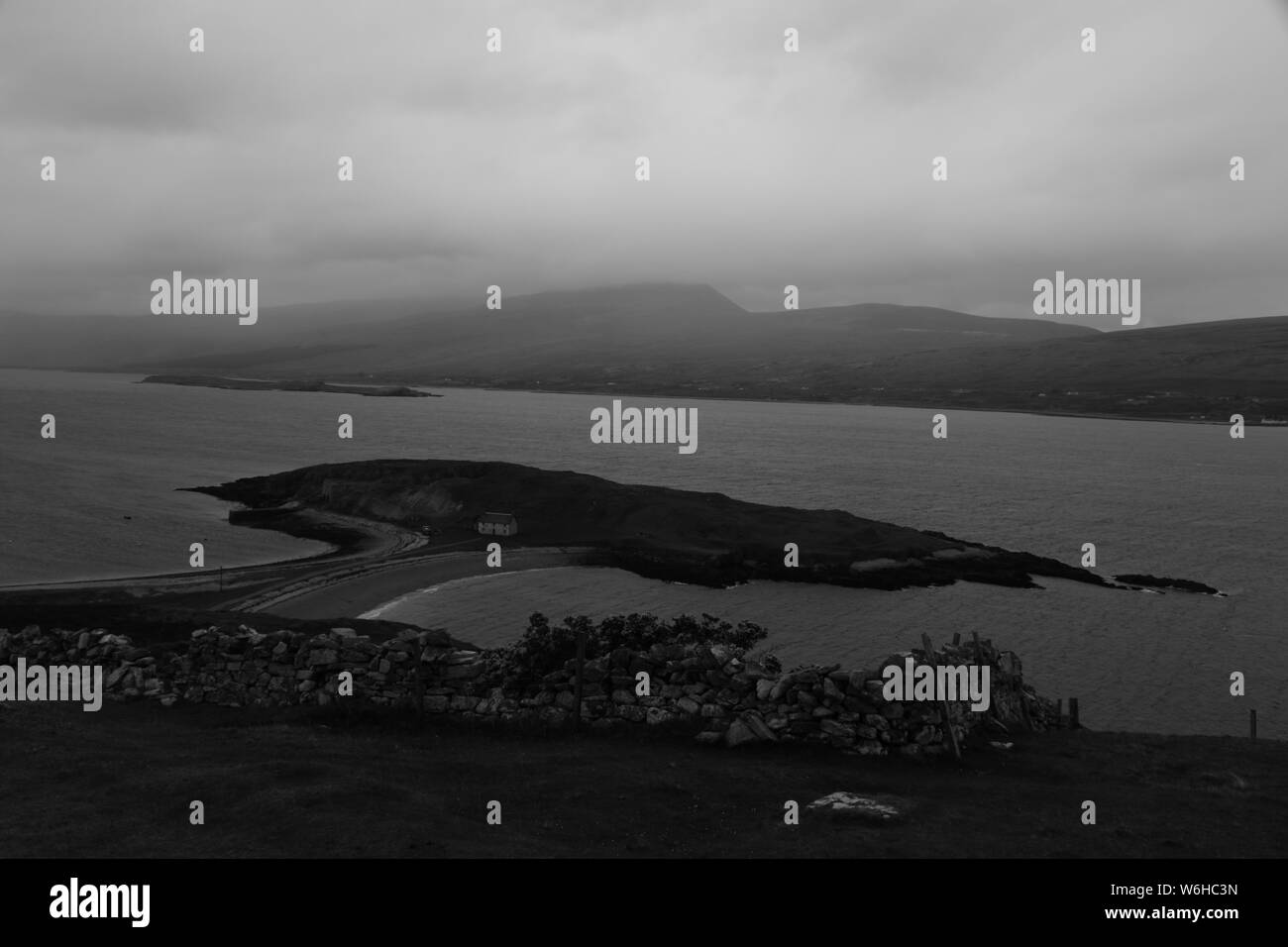 Loin de la côte nord de l'Ecosse en noir et blanc. Banque D'Images