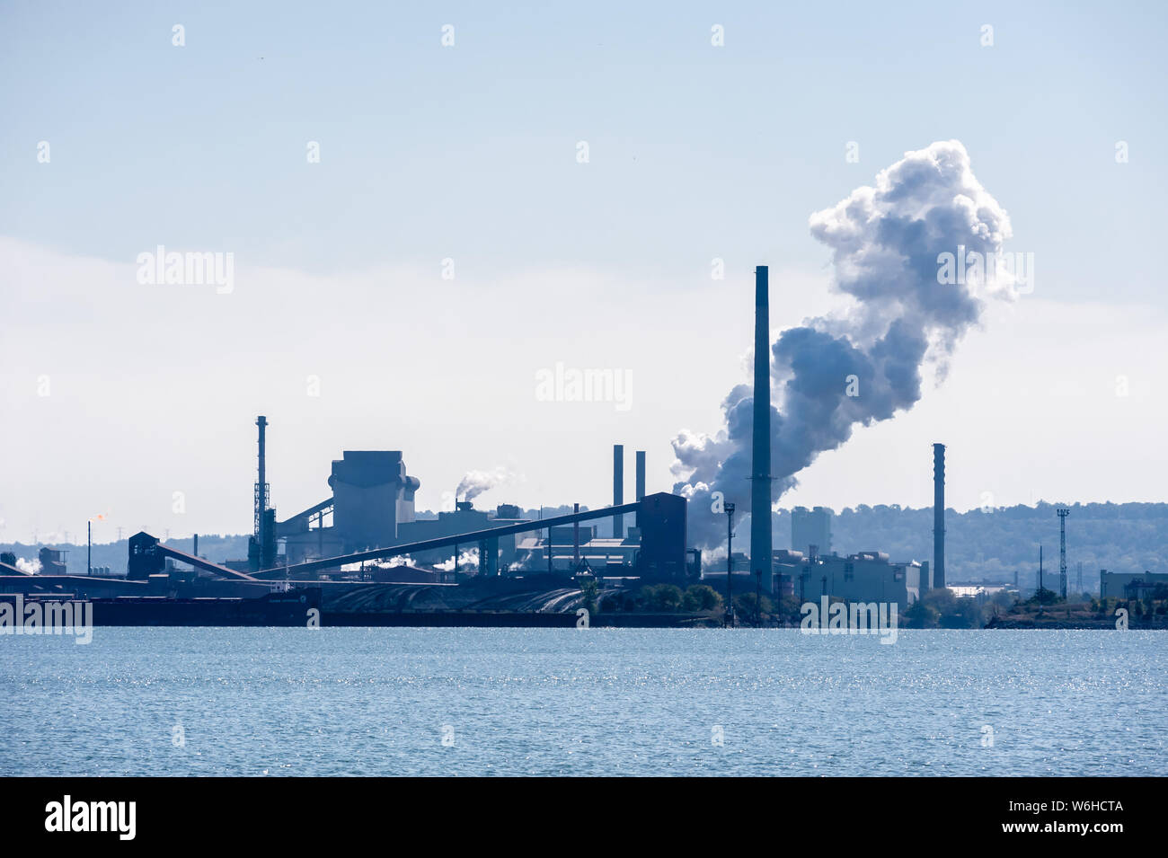 HAMILTON, ONTARIO, CANADA - LE 23 SEPTEMBRE 2018 : un grand panache de vapeur de l'ouest à la dérive est libéré à l'usine sidérurgique sur les rives du port de Hamilton. Banque D'Images