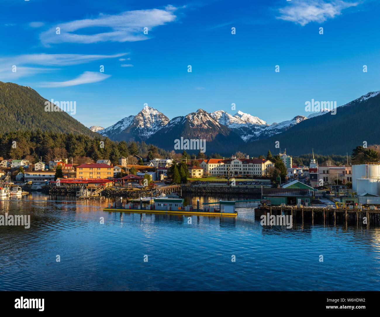 Vue d'hiver Port de Sitka avec Gavan Hill et les Sœurs montagnes en arrière-plan ; Sitka, Alaska, États-Unis d'Amérique Banque D'Images