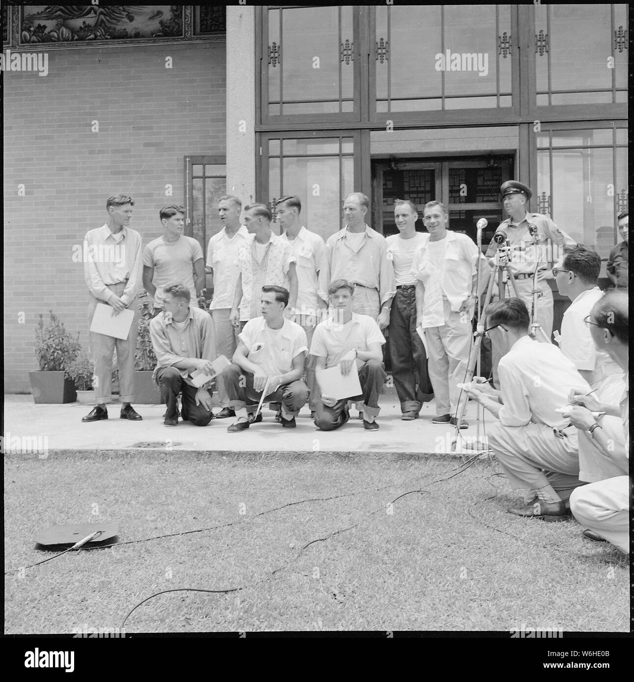 L'AC. FEAF, Tokyo--montré après leur retour à la liberté à Hong Kong sont onze officiers et aviateurs de l'Armée de l'air, les membres d'équipage d'un B-29 Superfort abattu en janvier 1953 au cours d'une mission au-dessus de la notice laissant tomber la Corée du Nord ; la portée et contenu : l'AC. FEAF, Tokyo--montré après leur retour à la liberté à Hong Kong sont onze officiers et aviateurs de l'Armée de l'air, les membres d'équipage d'un B-29 Superfort abattu en janvier 1953 au cours d'une mission au-dessus de la notice laissant tomber la Corée du Nord. De gauche à droite, première rangée : T/Sgt. Howard M. Brown, St Paul, Minn. : A/2C Daniel C. Schmidt, Portland, Oregon ; et A/2C Harry M. Banque D'Images