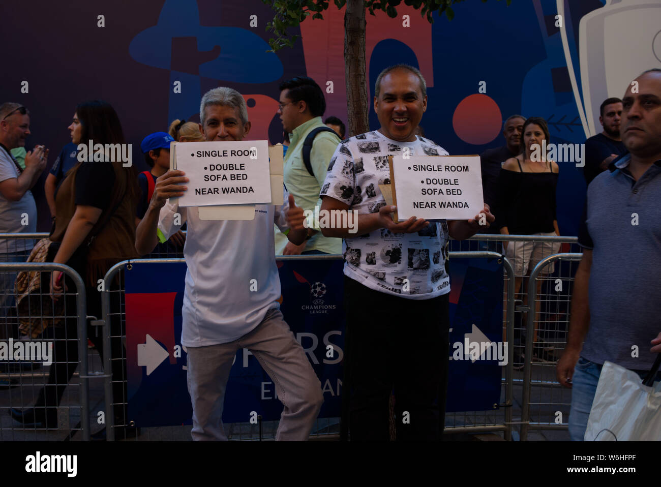Des prestataires tiennent des panneaux proposant des chambres et des canapés-lits aux fans qui n’ont pas trouvé d’hôtels pour la finale de la Ligue des champions 2019 à Madrid Banque D'Images