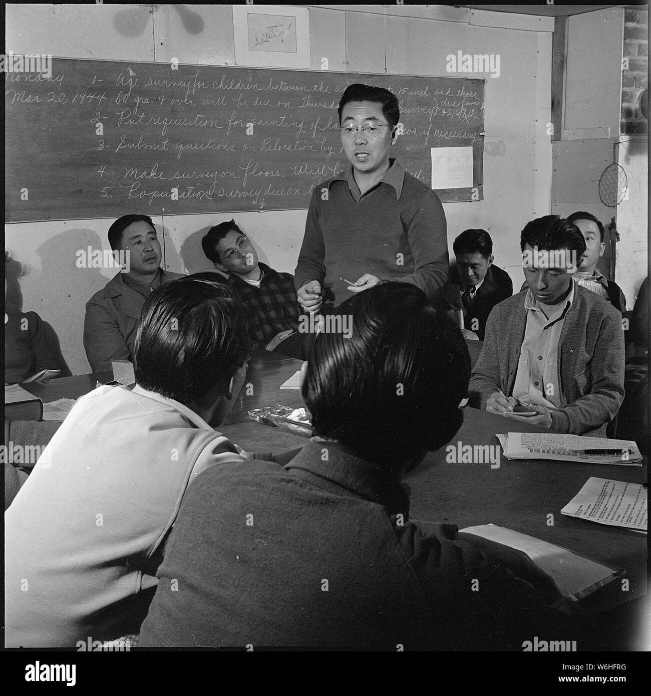 La Montagne du cœur, Cœur du centre de réinstallation, la montagne du Wyoming. Block manager, Tom Oki, présidence dans un s . . . ; Portée et contenu : la légende complète pour cette photographie se lit comme suit : coeur, coeur de montagne Centre de réinstallation, la montagne du Wyoming. Block manager, Tom Oki, président à une réunion spéciale de bloquer des gestionnaires en matière de population du centre. L'Okis anciennement de Hollywood, Californie, où M. Oki a été employé par le Laboratoire de recherche de Hanford (médecin bactériologiste). Tom est diplômé de l'Université de Stanford - catégorie de '39 - où il a obtenu son diplôme en bactériologie. Banque D'Images