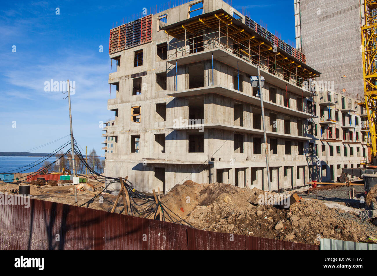 Site de Construction de bâtiment résidentiel neuf avec grue et échafaudage Banque D'Images