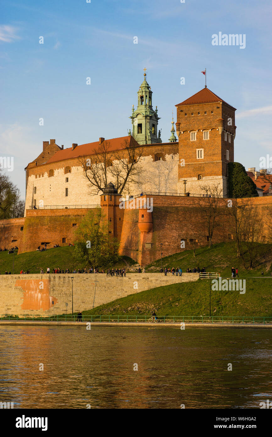 Château de Wawel à Cracovie au Vistule Banque D'Images