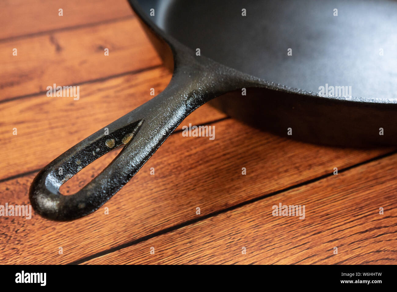 Poêle en fonte rouillée poignée - Rusty problème culinaire - inconvénient et de heavy metal traditionnel le moule sur une table en bois. Close up de rouille. E vierge Banque D'Images