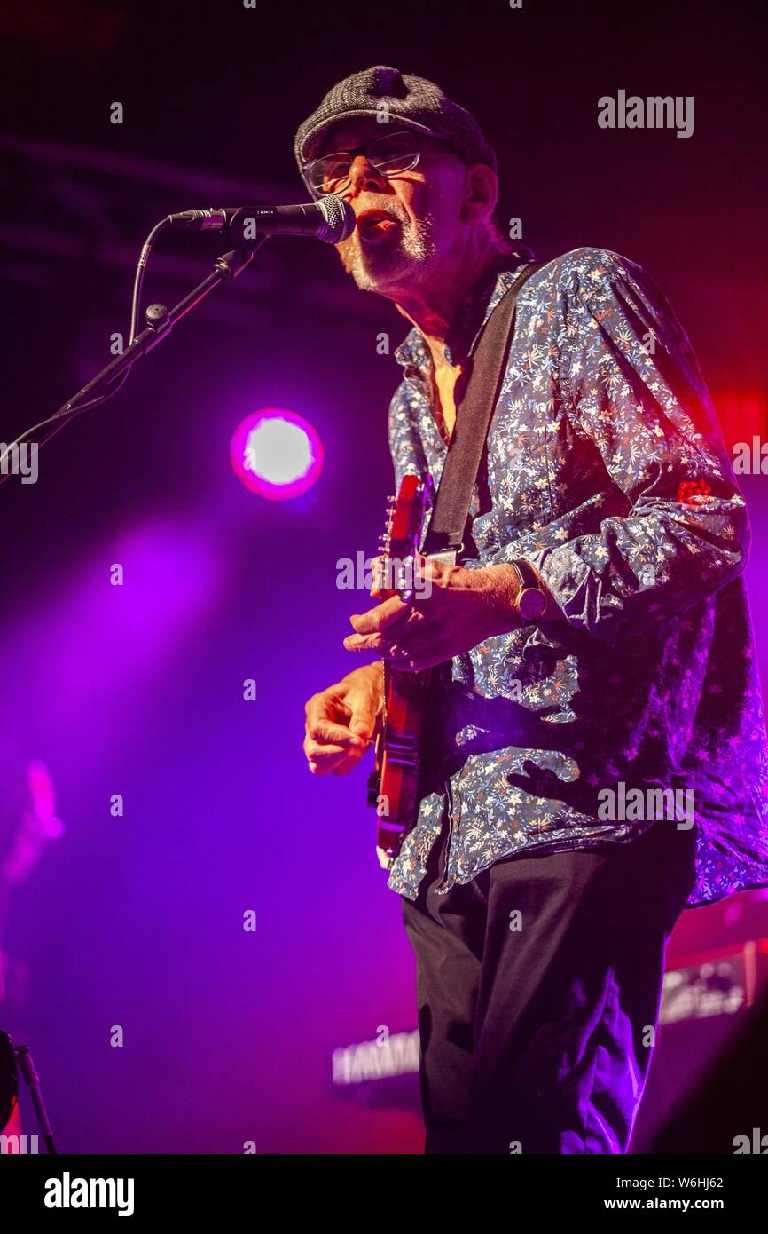 Sidmouth, Devon, Royaume-Uni. 01st août 2019. Rod Clements devant 1970s rock folk supergroupe Lindisfarne qui titre comme la loi d'ouverture du festival avant la semaine du festival folklorique de Sidmouth 2019. Tony Charnock/Alay Live News. Banque D'Images