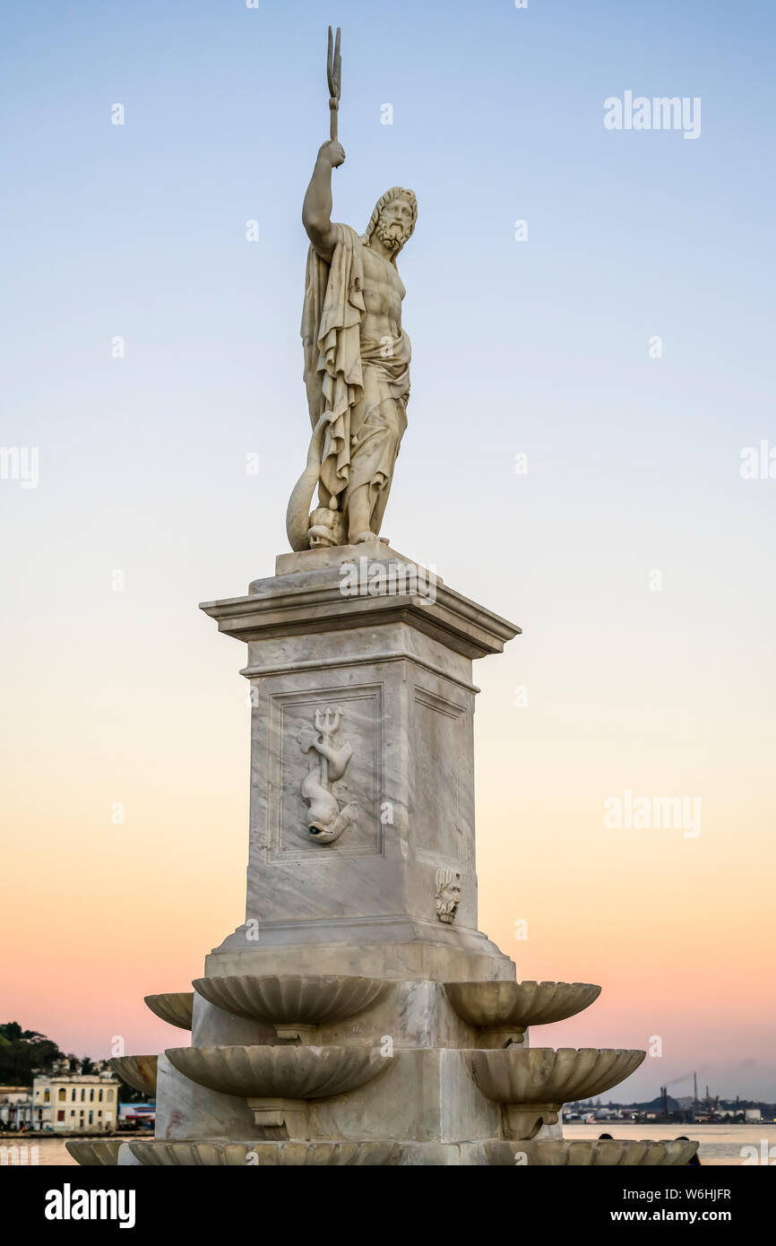 Statue de Poséidon avec trident au bord de l'eau de la baie de La Havane au coucher du soleil, à La Havane, Cuba Banque D'Images