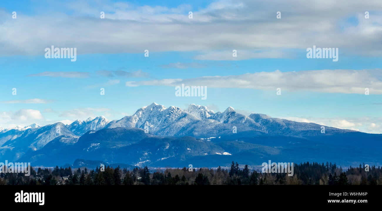 Vue de la chaîne de montagnes côtière de la Colombie-Britannique, de Surrey, Colombie-Britannique, Canada Banque D'Images