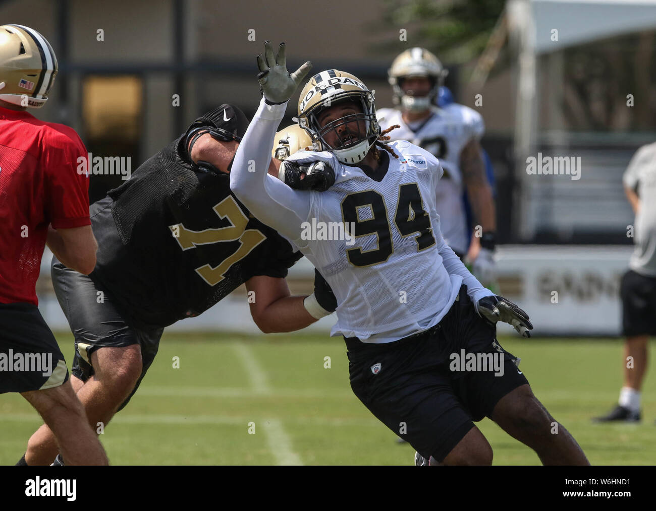 1 août 2019 : Saints défensive fin Cam Jordanie (94) se précipite autour du bord pour tenter de licencier le quarterback au cours des exercices d'équipe le 1 août 2019 à l'Ochsner Sport Performance Centre de Metairie, LA. Jonathan Mailhes/CSM Banque D'Images