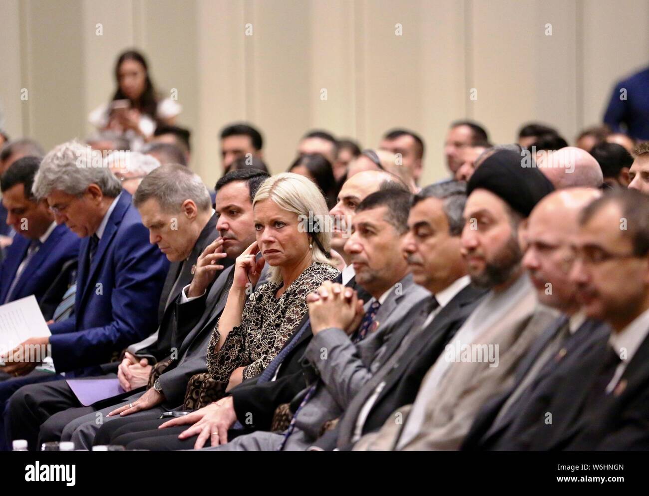 Bagdad. 1er août 2019. Représentant spécial du Secrétaire général des Nations Unies pour l'Iraq Jeanine Hennis-Plasschaert (C) assiste à un événement commémoratif pour marquer le 5e anniversaire de l'État islamique (EST) à des zones Yazidis à Bagdad, l'Iraq, sur Août 1, 2019. Jeanine Hennis-Plasschaert le jeudi a souligné la nécessité de mettre fin aux souffrances de la minorité Yazidis, causée par l'État islamique d'occupation de la province de Ninive, au nord de l'Irak. Source : Xinhua/Alamy Live News Banque D'Images
