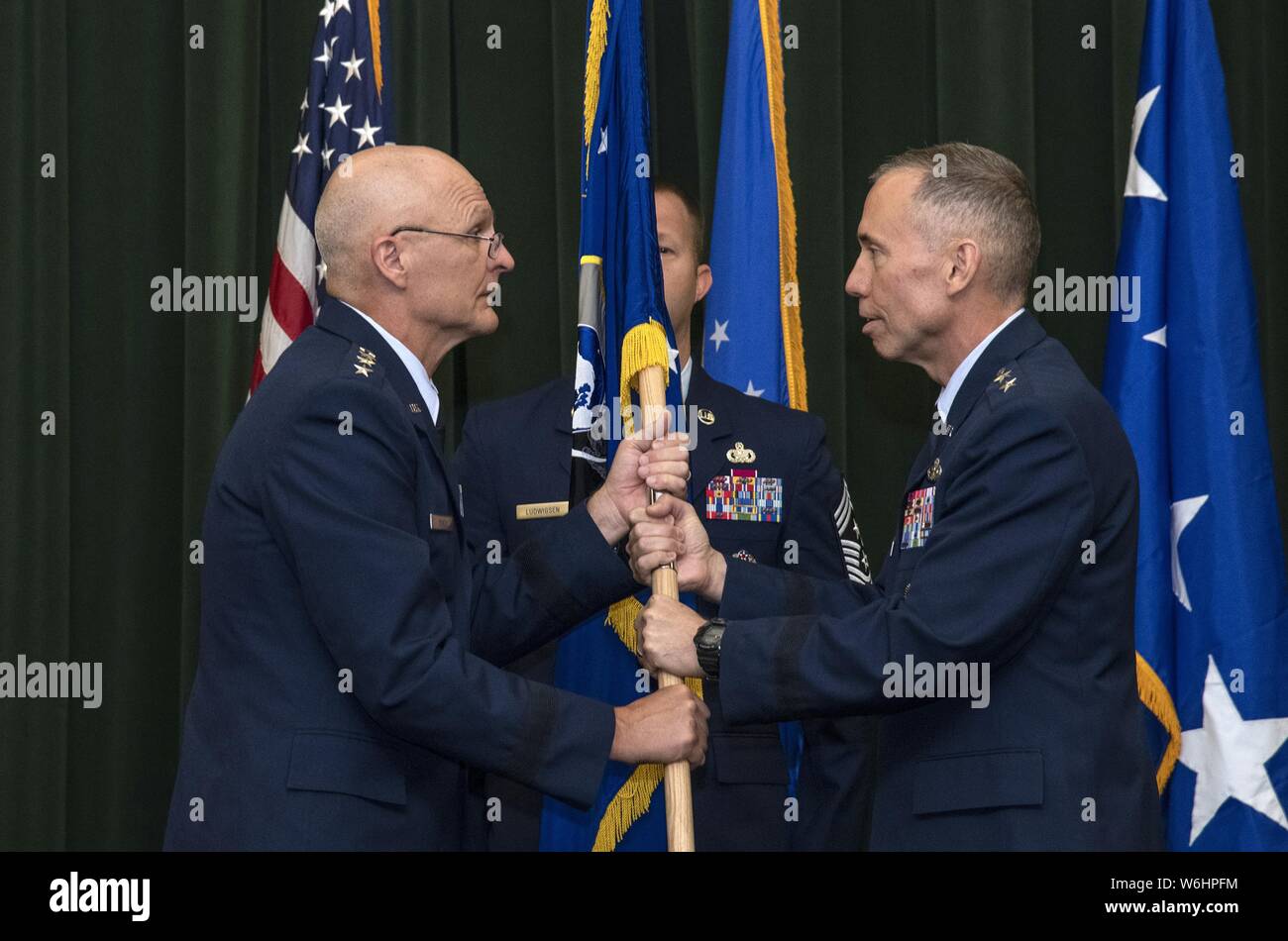 Le major-général Tom Wilcox reçoit le drapeau de l'unité du général Arnold W. Bunch Jr. commandant du Commandement du matériel de l'Armée de l'air, pour devenir commandant de l'Armée de l'air et de l'installation Centre de soutien des missions le 25 juillet lors d'une cérémonie à Joint Base San Antonio-Lackland, 25 juillet 2019. (U.S. Air Force photo de Johnny Saldivar). () Banque D'Images