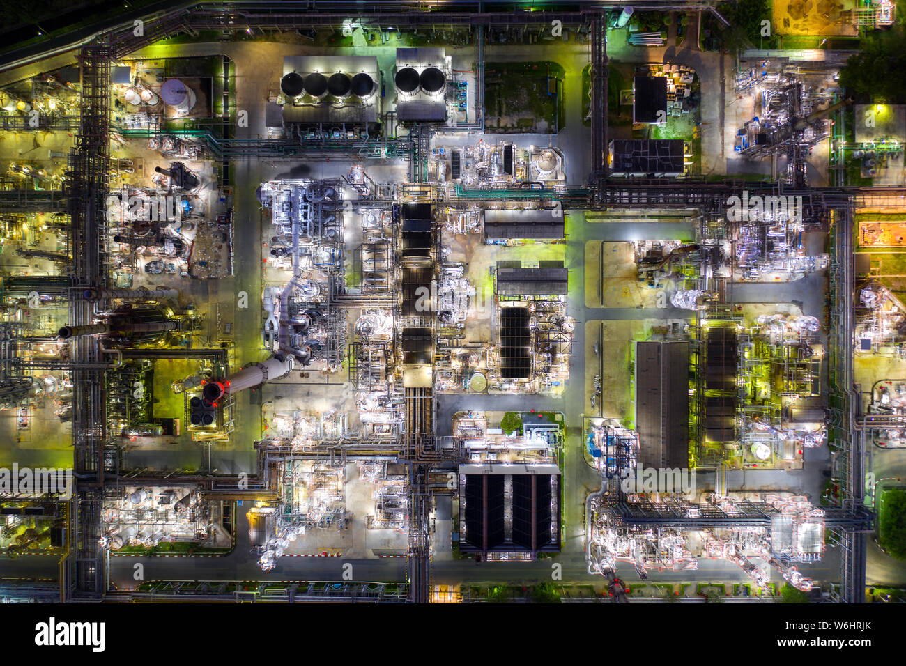 Vue aérienne des raffineries de pétrole et de gaz de l'usine de raffinage de l'industrie forme à la zone nuit. Banque D'Images