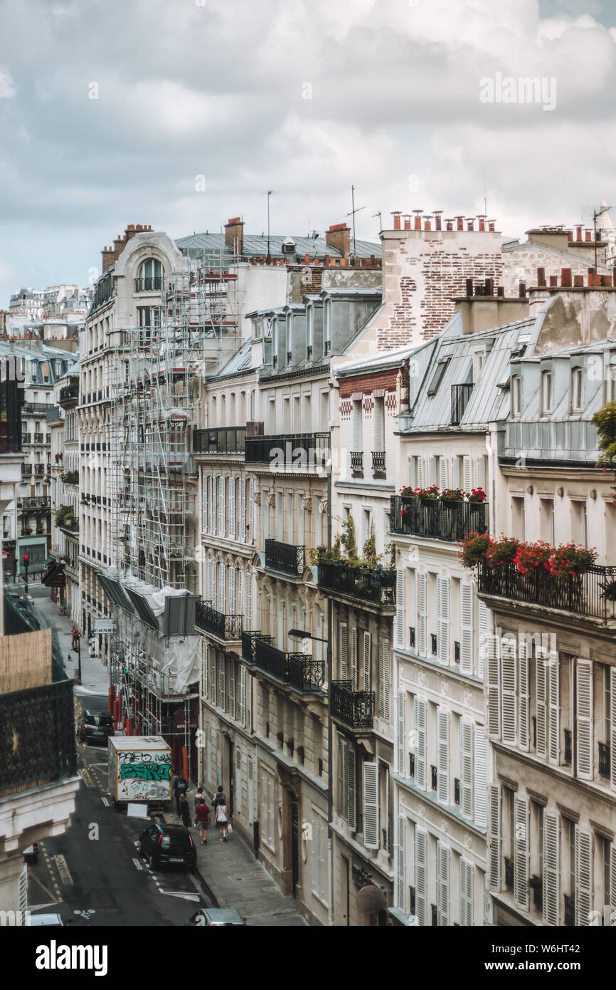 Toits de Paris vue panoramique au jour d'été, France, carte postale traditionnelle photo. Un balcon confortable Banque D'Images