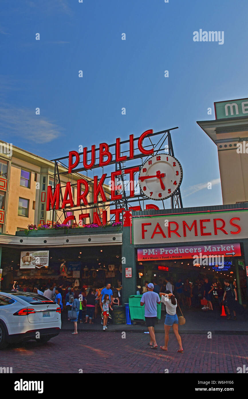 L'emblématique horloge et signe pour le marché de Pike Place du centre-ville de Seattle, Washington Banque D'Images