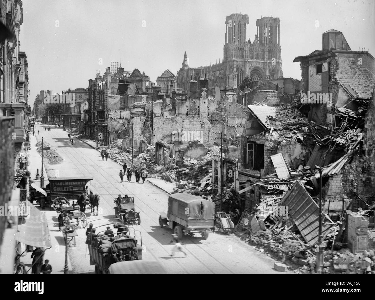 Reims, France, mai 1919. L'une des rues principales avec des affaires comme d'habitude Banque D'Images
