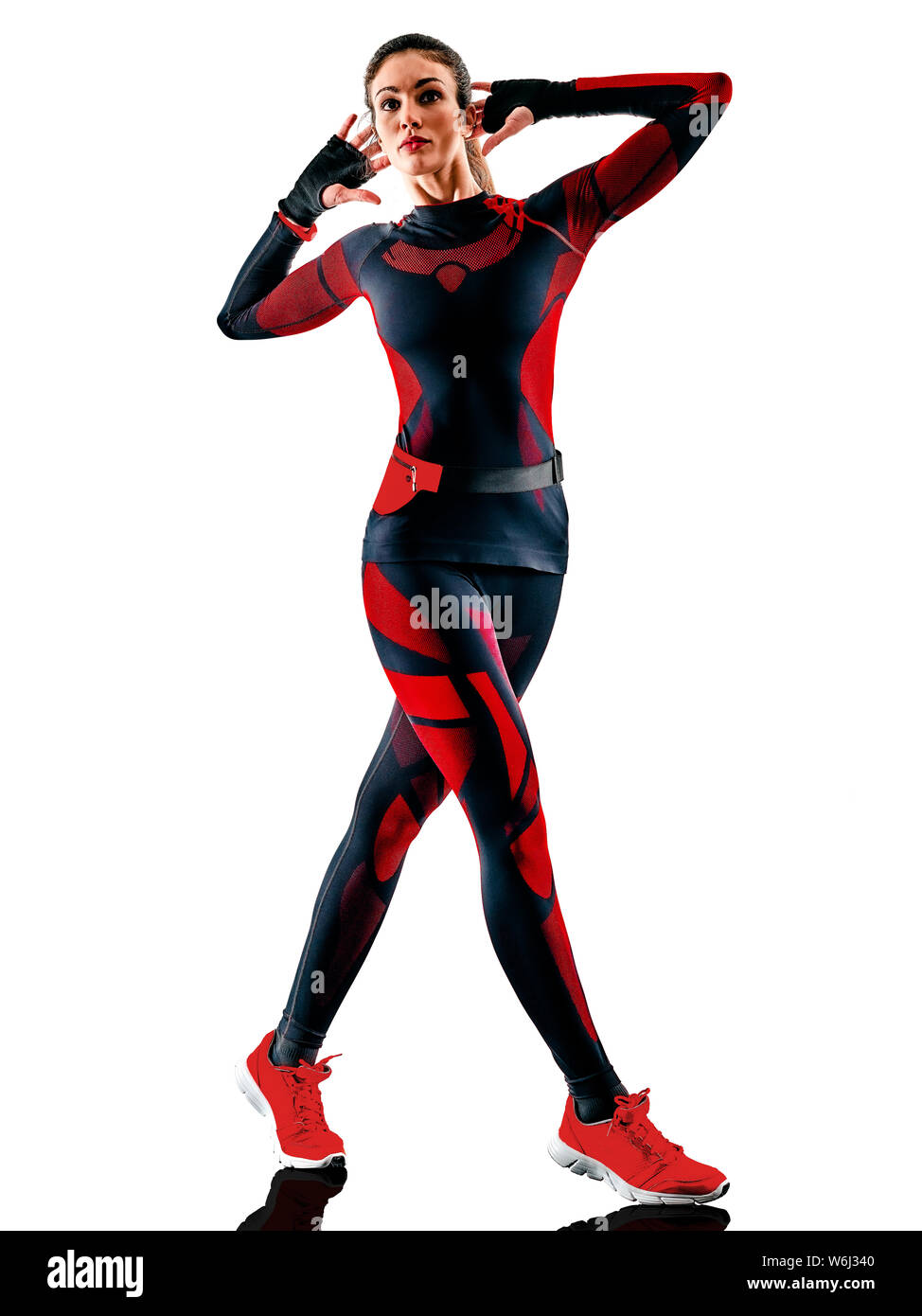 Une belle femme caucasienne runner running jogging jogger stretching réchauffe en robe, des vêtements d'hiver isolé sur fond blanc Banque D'Images