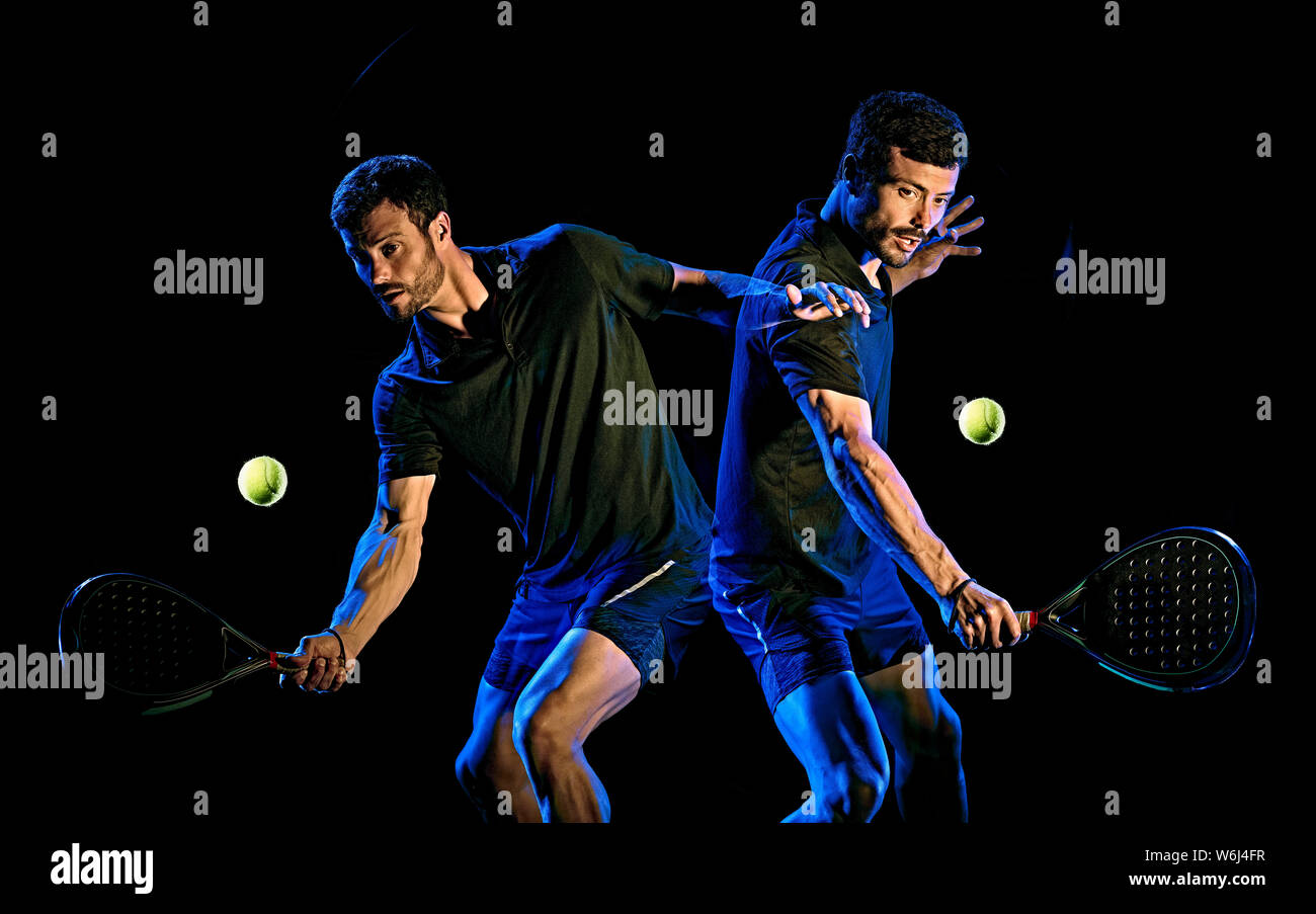 Un portrait du paddle tennis player man studio shot isolé sur fond noir avec le light painting effet flou Banque D'Images