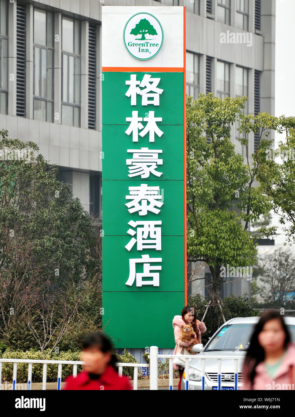 --FILE--piétons passent devant une succursale de l'hôtel GreenTree opérateur chinois à Changzhou city, Jiangsu province de Chine orientale, le 19 mars 2012. Chinese Banque D'Images