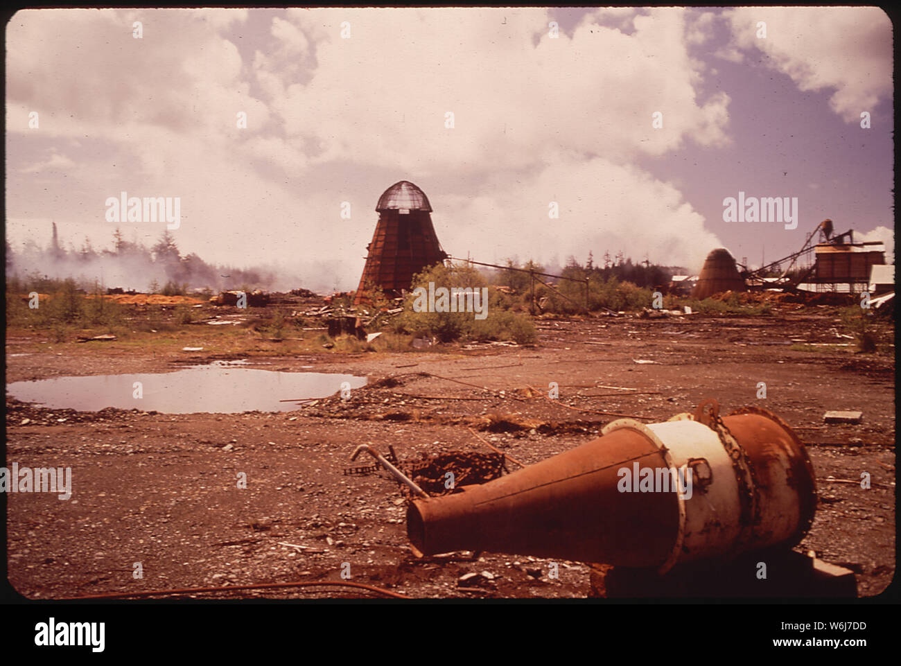 Marée basse avec poêle à bois en arrière-plan Banque D'Images
