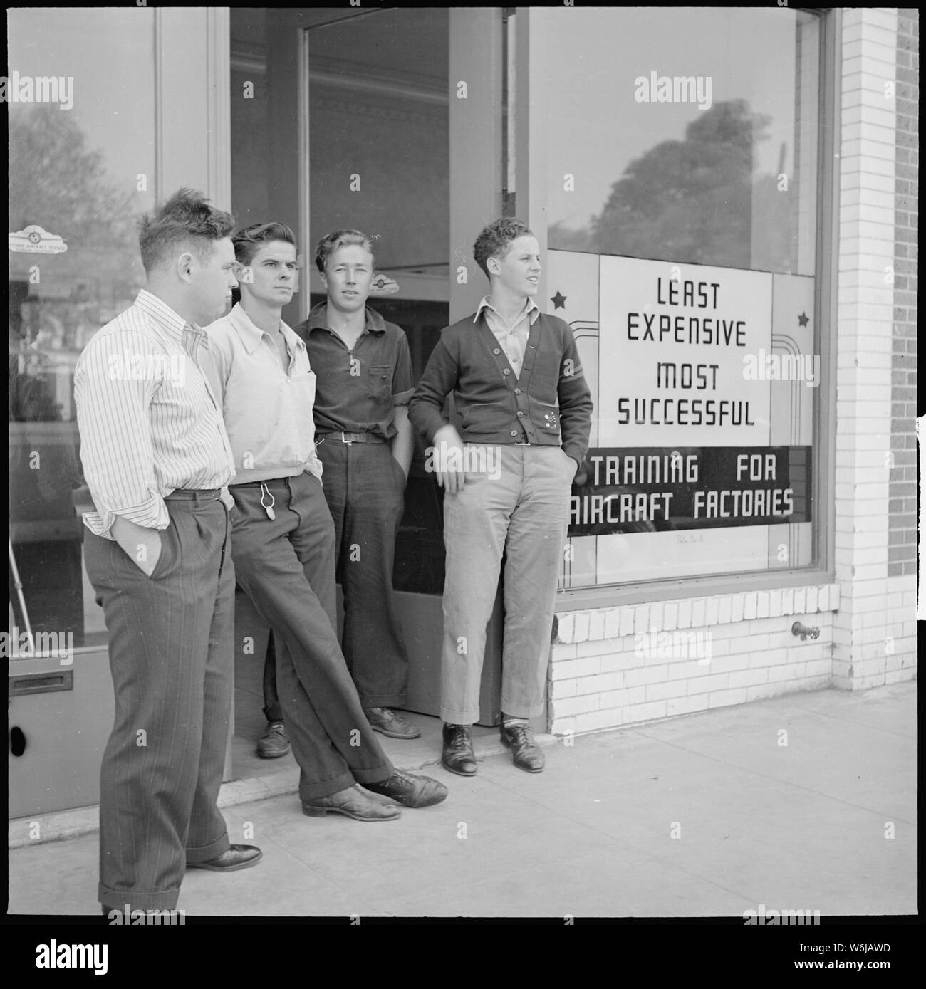 Los Angeles, Californie. Les écoles d'aéronefs. En dehors de l'école Fletcher à l'heure du midi. Le garçon, la deuxième à partir de la gauche porte une bague avec un couple d'outil recherche sur elle. Ces contrôles ont son numéro sur eux et sont accrochées sur un outil chaque fois qu'il prend un outil à utiliser. Il reçoit son chèque quand il revient de l'outil Banque D'Images