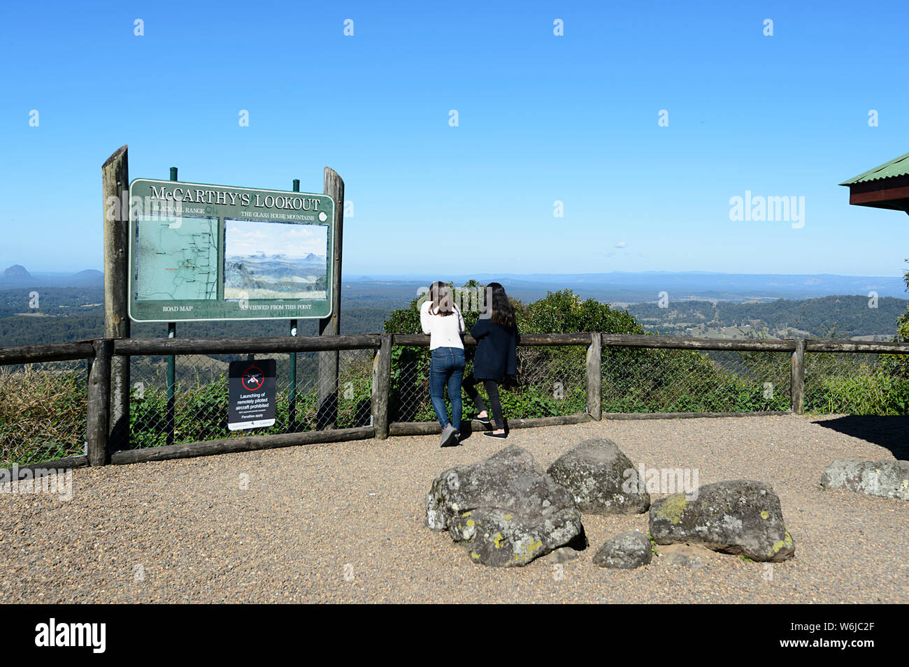 Deux touristes regardant le Glasshouse Mountains du McCarthy's Lookout, Queensland, Queensland, Australie Banque D'Images