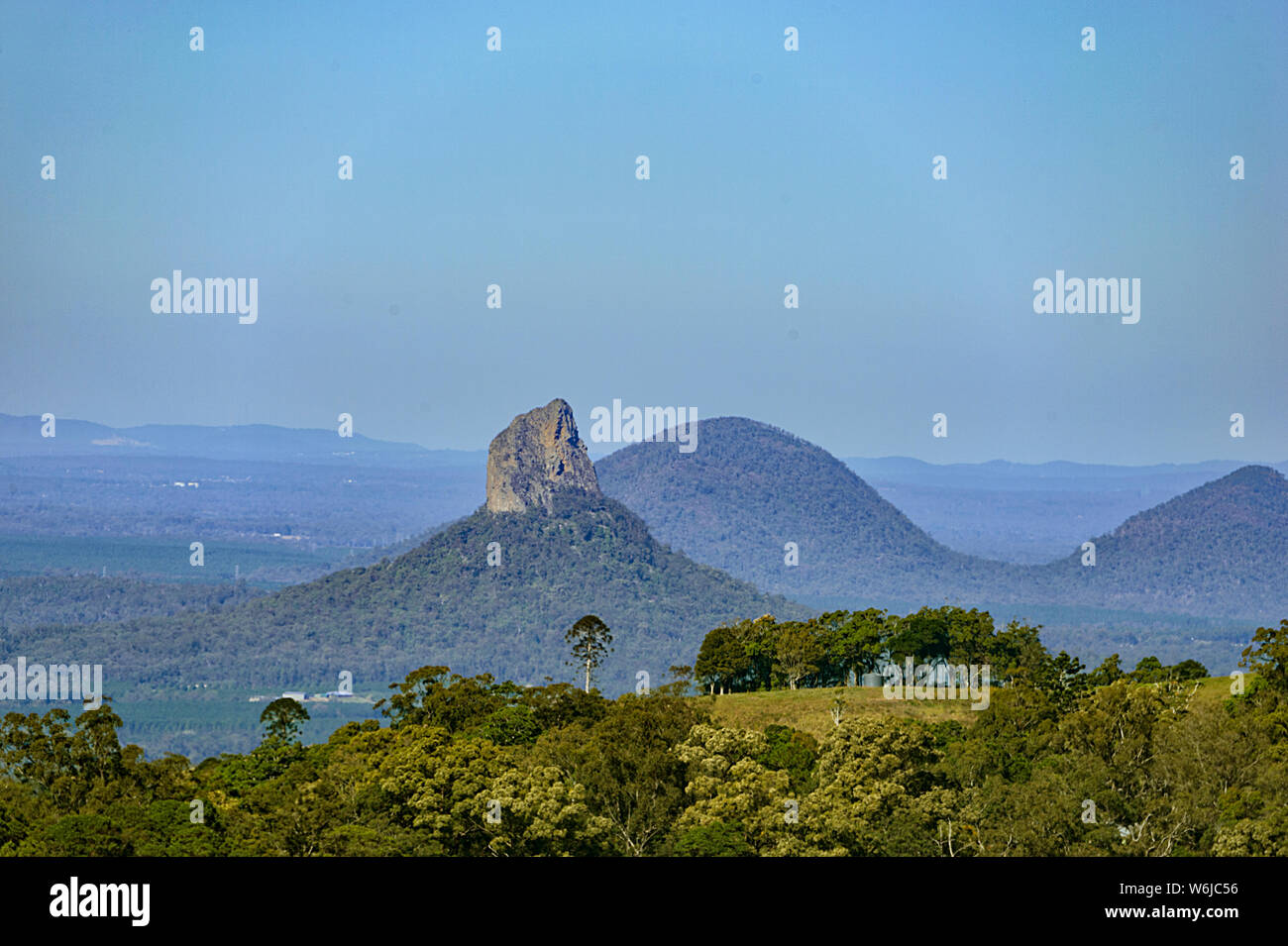 Vue sur les pics volcaniques érodées du Glasshouse Mountains, Queensland, Queensland, Australie Banque D'Images