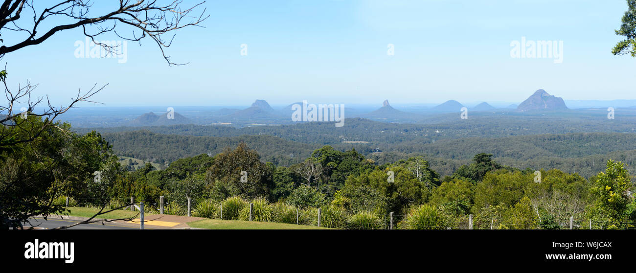 Vue panoramique vue panoramique sur Glasshouse Mountains du Mary Cairncross Park lookout, Queensland, Queensland, Australie Banque D'Images